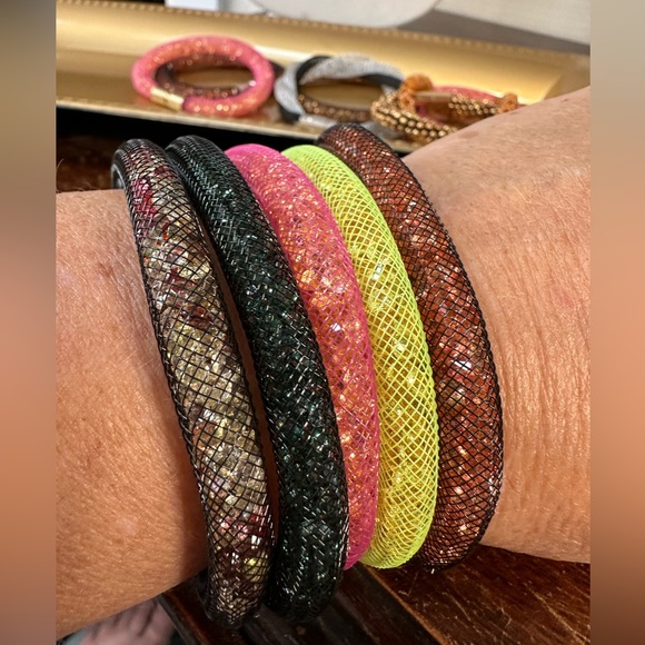 12 magnetic closure and roll on bracelets - Picture 4 of 10